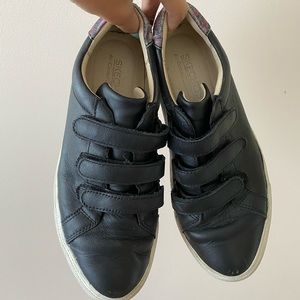 Sketchers sneakers